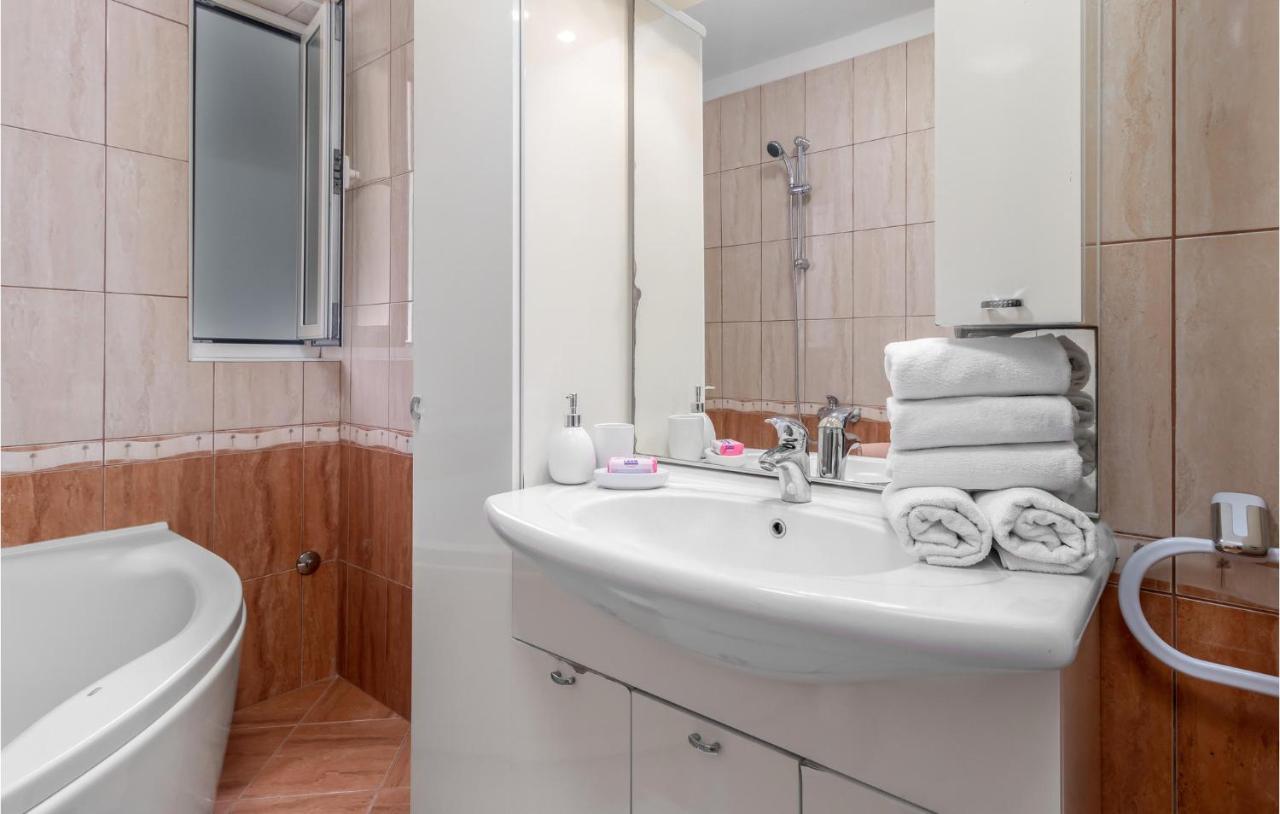 1 Bedroom Awesome Apartment In Kampor エクステリア 写真